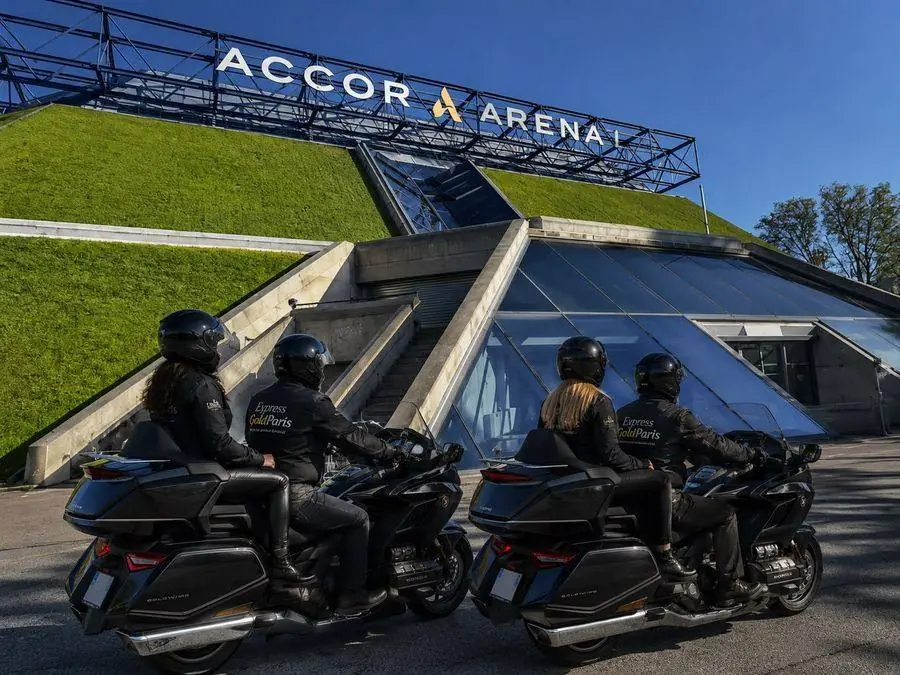Deux moto-taxis Express Gold Paris avec passagers devant l'Accor Arena à Paris